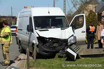 Verlichtingspaal valt op woning na ongeval in Belsele