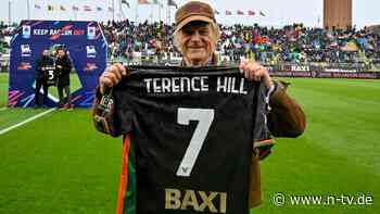 Zum Geburtstag alles Gute: Venezia FC schenkt Terence Hill ein Trikot