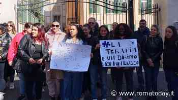 Il polo riabilitativo vieta l'accesso al parcheggio e si scatena la protesta: famiglie in presidio