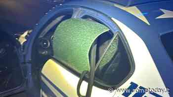 In fuga contromano si schiantano contro auto in transito, poi spaccano finestrino della volante della polizia