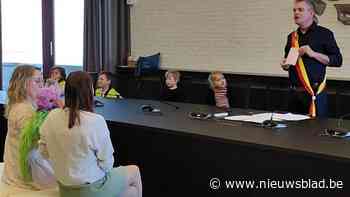 Klaspoppen basisschool Delta zijn gehuwd: burgemeester voltrekt bijzondere trouw