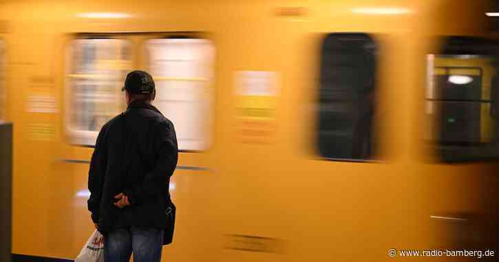 U-Bahn fährt mit fehlender Türscheibe durch Berlin