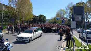 I funerali di Ilaria Sula, in centinaia per l'ultimo saluto alla 22enne vittima di femminicidio