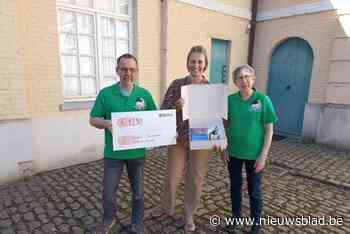 Dorpsraad Waile va Kapelle schenkt cheque aan rouwproject uit Dilbeek
