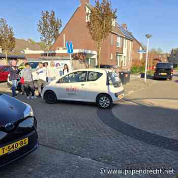 Fietser krijgt geen voorrang en botst op auto op Abelenhof