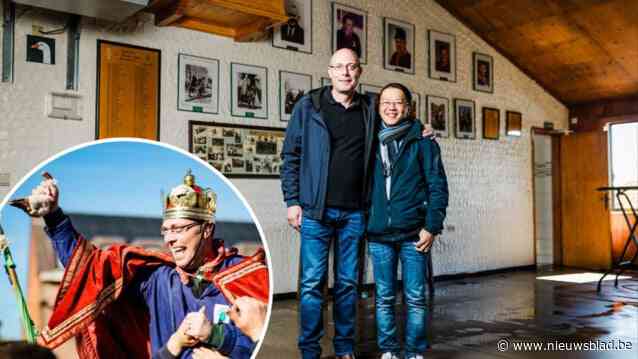 Dirk (48) is hoofdinspecteur bij de politie én keizer van het gansrijden: “Ik was al blij dat ik recht op mijn paard kon blijven zitten”