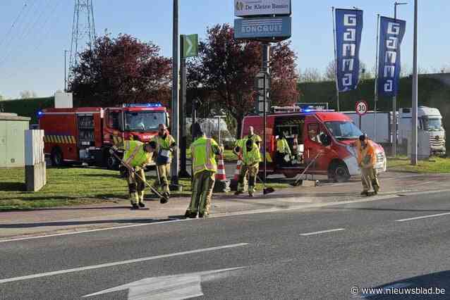 Man vergeet laadklep omhoog te doen en verliest glas op druk kruispunt