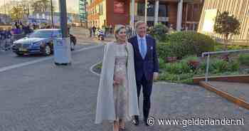 Warmlopen voor Koningsdag; Willem-Alexander en Máxima met familie nu al naar theater in Doetinchem