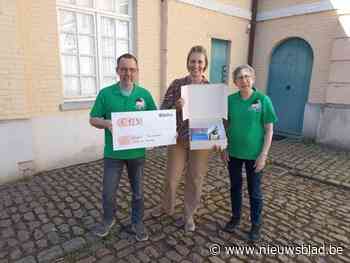 Dorpsraad schenkt cheque aan rouwproject