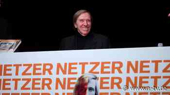 Ausstellung berührt ihn "tief": Fußball-Popstar Günter Netzer ist "erschlagen" und weint
