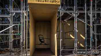 Gemeentehuis Landsmeer in de steigers, graffitikunstenaar laat een zwaantje achter