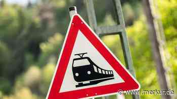 Seniorin (81) öffnet Absperrung an Bahnübergang und fährt über die Gleise – Passanten versuchen vergeblich, sie aufzuhalten