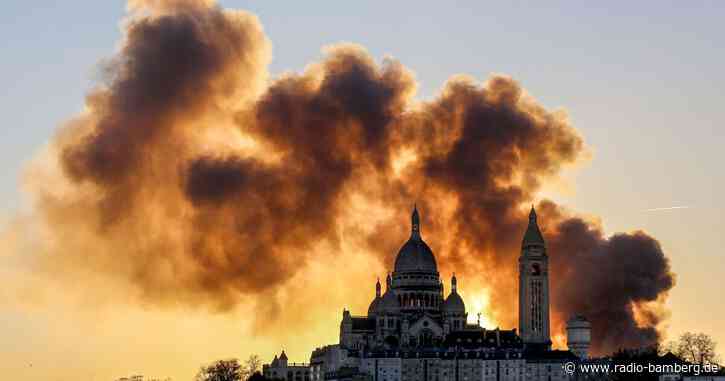 Großbrand in Pariser Recyclingfirma