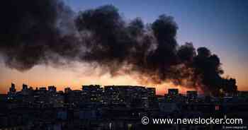 Enorme brand in recyclingfabriek in Parijs: 200 brandweerlieden om vuur te blussen