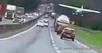 Bijna tegen een vrachtwagen: Vliegtuigje landt midden op de snelweg