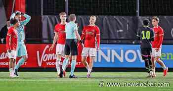 Spelers Jong AZ kunnen ogen niet geloven bij strafschop die Jong PSV krijgt