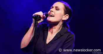 Alison Moyet (63) stelt geduld bezoekers Paradiso op de proef, maar na 40 jaar heeft stem niets aan kracht ingeboet