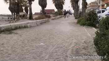 Ecco perché a Ostia sul lungomare e sulle ciclabili c’è la sabbia (e di chi è la colpa)