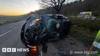 Teenagers escape crash with minor injuries