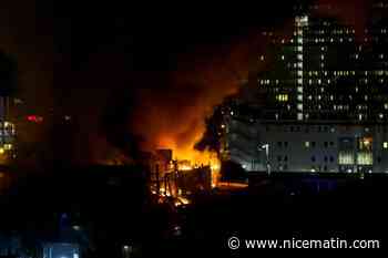 Le spectaculaire incendie d'un centre de déchets dans le nord de Paris circonscrit