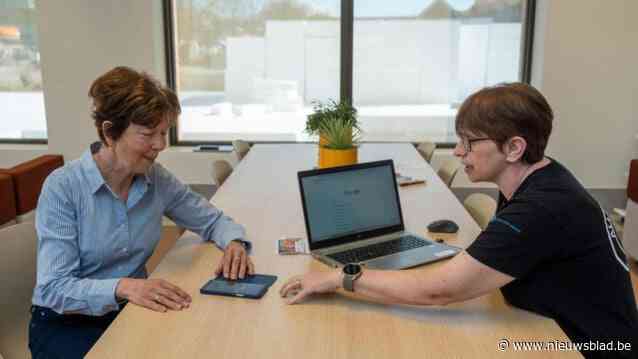 Digicoach Veerle hielp al 1.000 inwoners van Puurs-Sint-Amands met digitale vragen: “Niet alleen ouderen maken hier gebruik van”