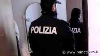 Ruba i soldi al padre, poi torna a casa e lo colpisce al volto con un pugno