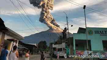 Kilometerhohe Aschewolke nach Vulkanausbruch auf Philippinen
