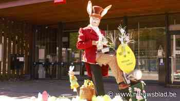 Paashaas en zijn partner in het huwelijksbootje in Deurne