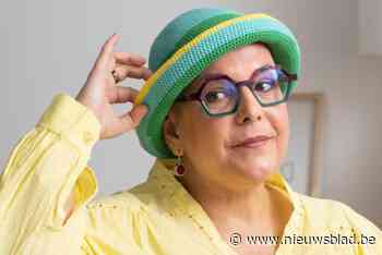Cathy (52) wil met kleurrijke hoedjes taboe rond auto-immuunziekte alopecia doorbreken: “Ik ben fier kaal”