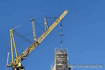 Torenkruis van kerktoren gehaald: “Toren wordt ook enkele meters afgebroken”