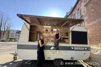 Vier studenten trekken met omgebouwde Baravan naar afterworks: “We hebben het een stevige poetsbeurt gegeven”