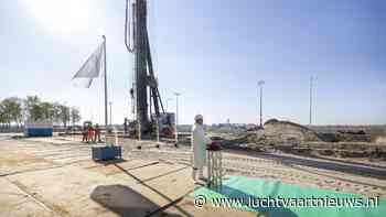 Eerste paal geslagen voor nieuwe twee-onder-een-kap-hangaar Transavia