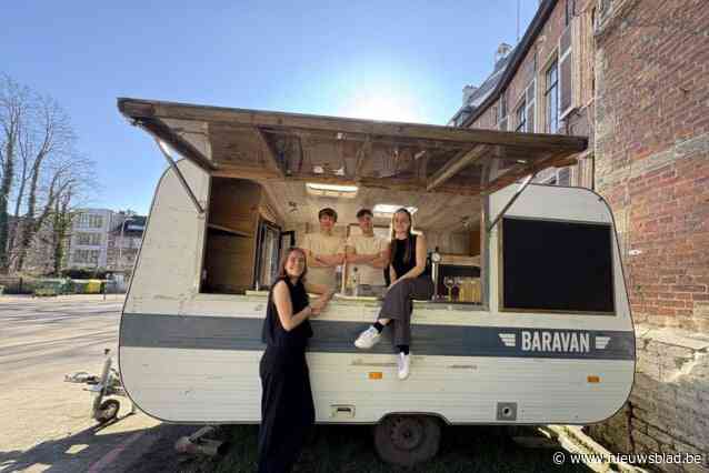 Vier studenten trekken met omgebouwde caravan vol eigen gin naar afterworks: “Het Belgische karakter van onze gin is voor ons heel belangrijk”