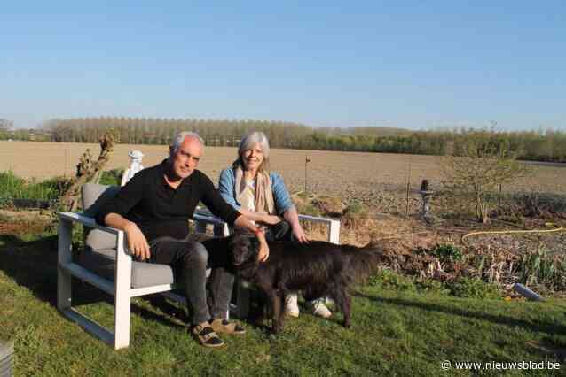 Peter (59) en Karen (53) zien plannen voor megawindturbine in achtertuin niet zitten: “Onze zonen zullen een pak minder erven”