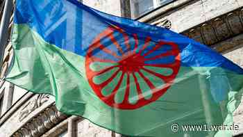 Stadt Köln hisst Roma-Flagge vor historischem Rathaus