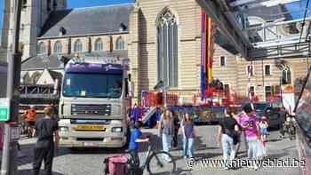 Foorkramers nemen hun plaatsen in voor Palmenmarkt