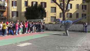 Un tirannosauro nella scuola primaria di Re di Roma: "Se non cambiate ora … ci vediamo al museo"