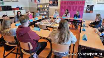 Staatssecretaris Mariëlle Paul bij boekenclub Antoniusmavo XL: ‘Zorg dat je plezier hebt in lezen’