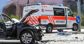Notarztwagen kollidierte in Norderstedt mit Autos: zwei Schwerverletzte