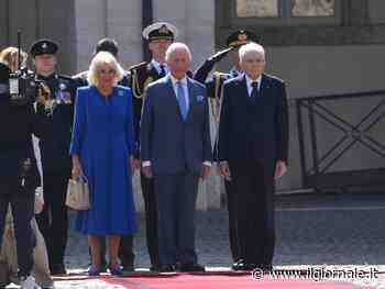 Sequela di gaffe per la regina Camilla al Quirinale. Il re la richiama: "Vieni qui"