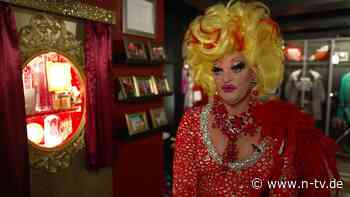 Beinscheiben im Gurkenglas: Olivia Jones stellt ihre eigenen Knochen aus