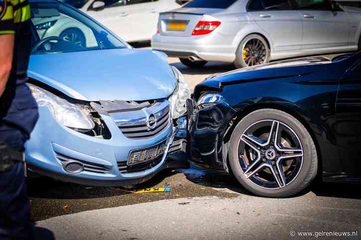Auto’s botsen op kruising: schade, maar geen gewonden