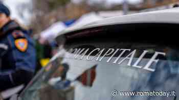 Paura in strada: armato di cacciavite si scaglia contro un vigile