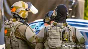 Nach Attacke auf Frau in Mittelfranken: Mann zieht sich in Wohnung zurück - großer Polizeieinsatz mit SEK