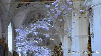 950 Tauben als Symbol des Friedens: Besonderes Papierkunstwerk in Barock-Kirche zu bestaunen