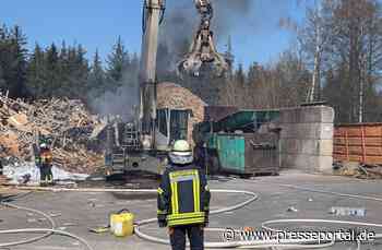 FW-ROW: Brennender Bagger auf Recyclinghof