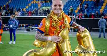 ‘Strijder’ Sherida Spitse emotioneel na Europees record, Andries Jonker trots: ‘Ze is een icoon’