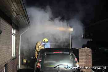 Auto vliegt in brand onder carport