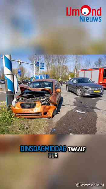 Twee auto's botsen hard in Velsen Zuid