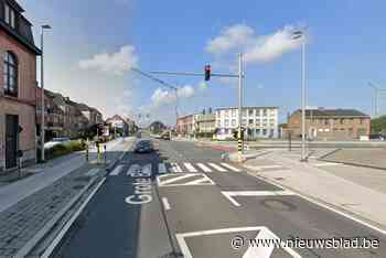 Vrouw springt van fiets en ontsnapt op het nippertje aan dodehoekongeval